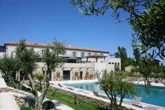 Hovedbygningen med spa, restaurant, pool og vinbar Hovedbygningen med spa, restaurant, pool og vinbar